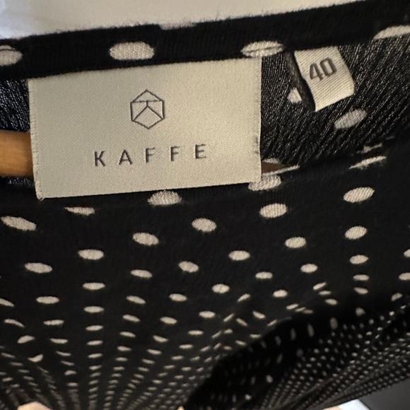 Blouse with polka dot patterns - Picture 4 of 5